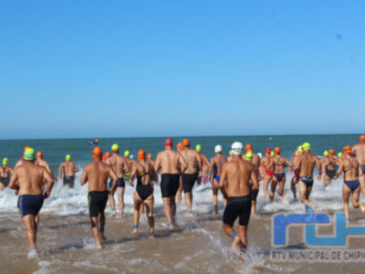 Marcos Sánchez, Fátima Souissi y Rubén Gutiérrez pódium de la  Travesía a Nado Picoco-Playa de Regla celebrada ayer en Chipiona