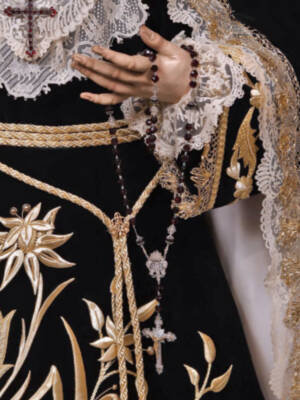  Alcalá del Río reza ante su Virgen de las Angustias, símbolo de esperanza y consuelo eterno