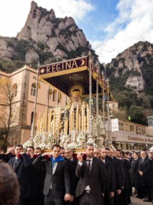 La Virgen de Montserrat de Sevilla protagoniza estampas inéditas en la peregrinación de su Hermandad a la Abadía
