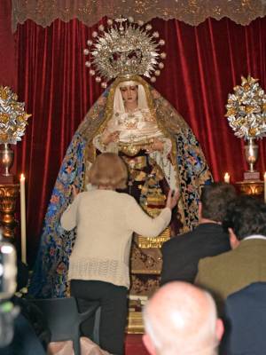 Triana escucha su propia historia en la voz del pregonero Carlos Valera