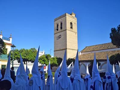 Alcalá del Río exalta su legado cofrade en la estación de penitencia del Dulce Nombre de Jesús 