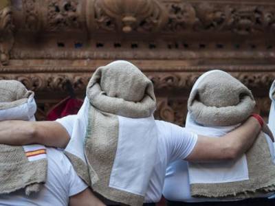 Biblioteca cofrade: los mejores 30 libros y las mejores fotografías de la Semana Santa de Sevilla