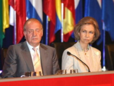 Don Juan Carlos no pudo evitar dar una cabezada en Sevilla cuando presidia un actojunto a la Reina