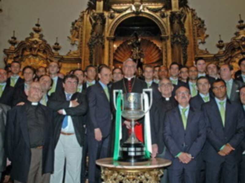 El beticismo, recibido por Chaves, vivio otro dia inolvidable..