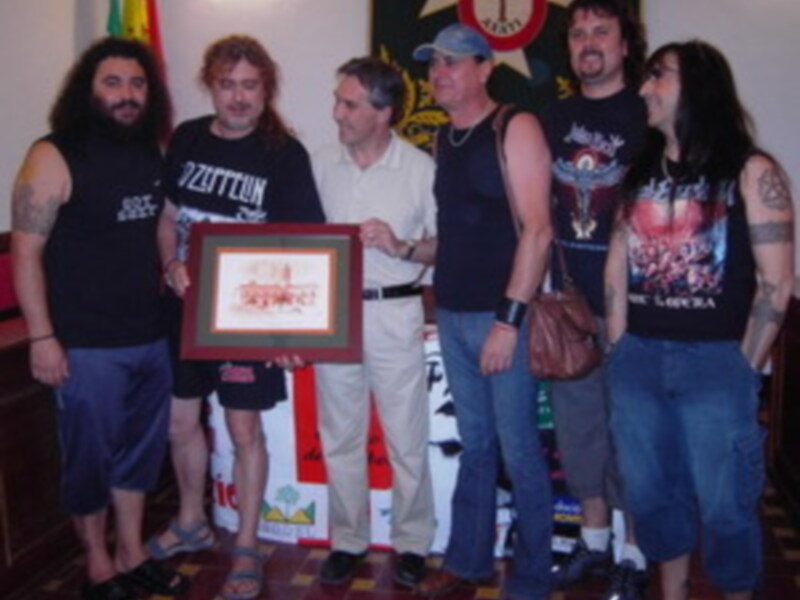 Espectáculo en el concierto de los Mojinos Escozíos en el Estadio Municipal de Fútbol de Lora del Río