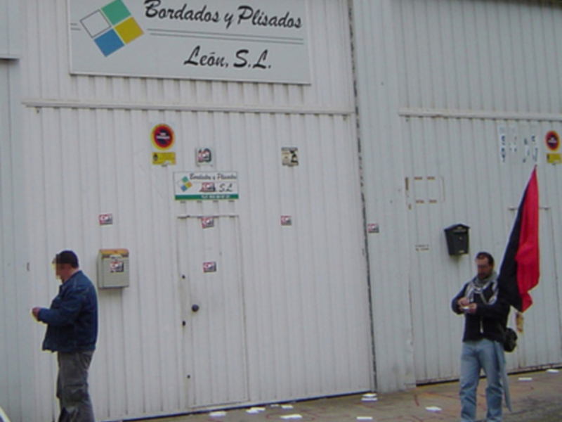 CNT se concentra en Valencina de la Concepción para exigir la readmisión de dos trabajadoras