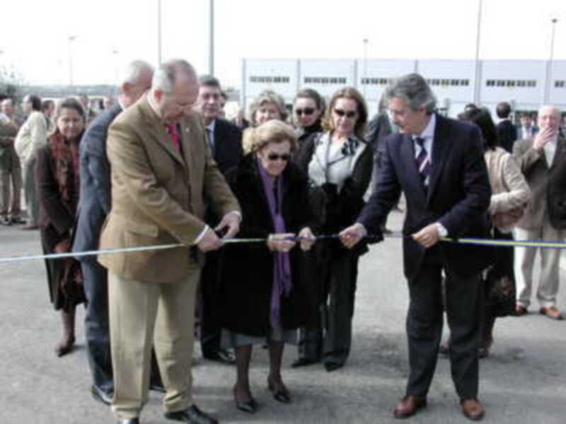 Oficialmente se corta el corte de cinta en una inauguración pública, con asistentes observando en el fondo.