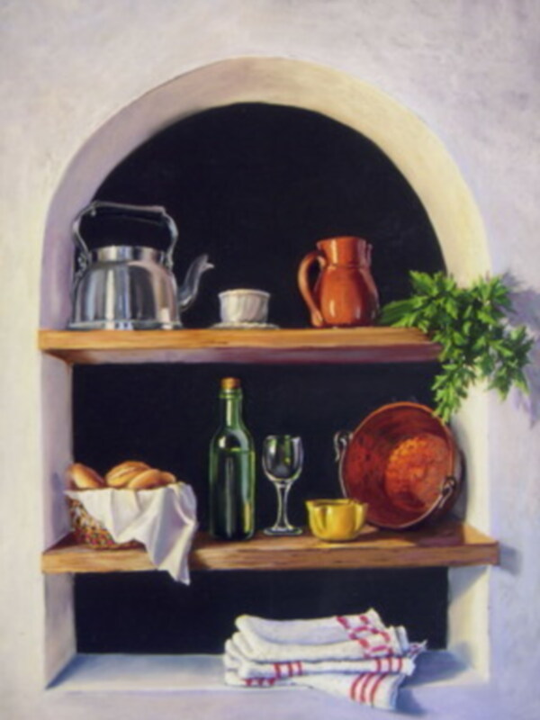 Una escena de cocina con estantes de madera, donde se colocan una tetera metálica, un jarro de cerámica, un vino verde, una copa de cristal y un plato de madera. También hay panes en un cesto, toallas de cocina y una planta verde sobre el estante.