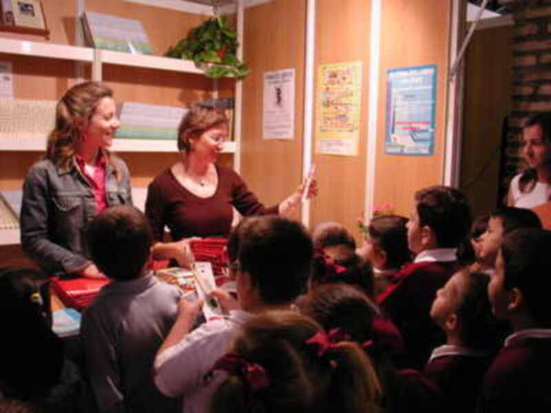 Los niños, protagonistas del inicio de la Feria del Libro de Gines
