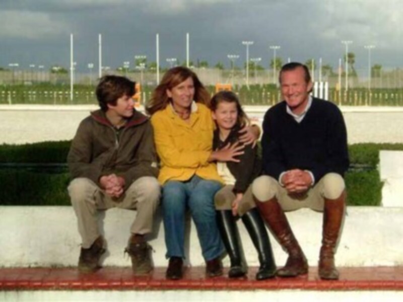 El jinete Luis Astolfi posa por primera vez con toda su familia