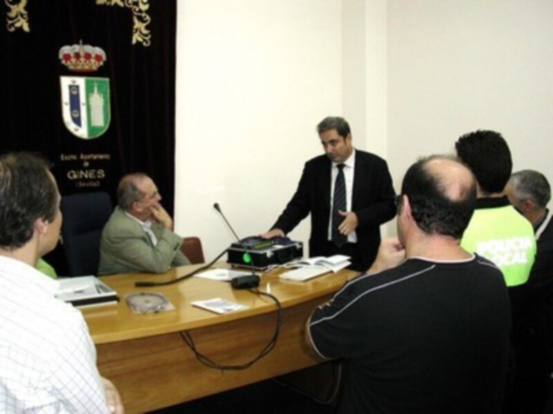 Nuevo alcoholímetro para la Policía Local de Gines
