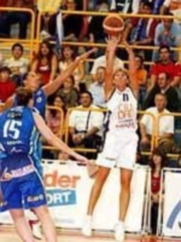 El Ros Casares pierde la oportunidad de vencer al campeón de Europa (69-63)