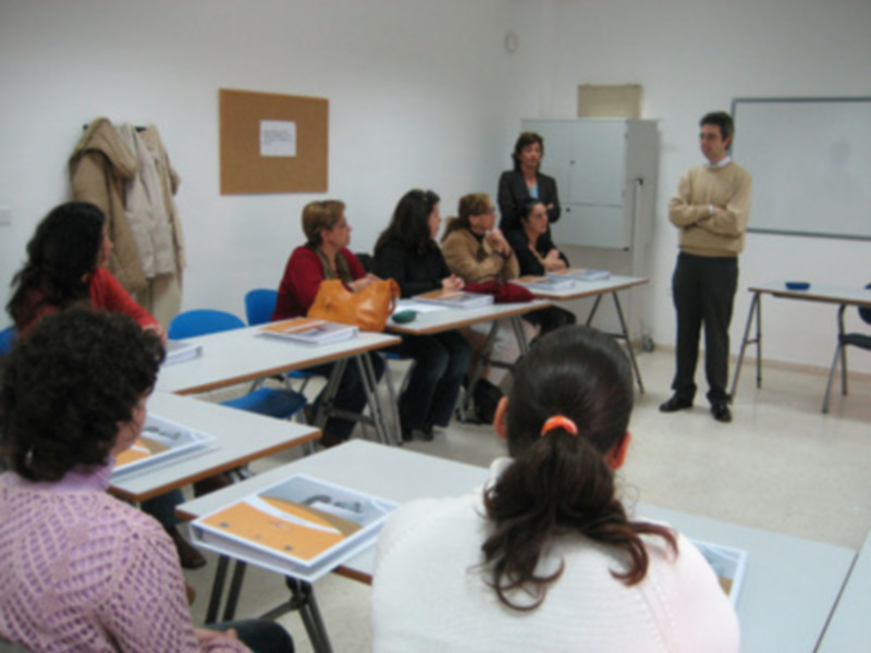 Gines pone en marcha un proyecto para favorecer la inserción laboral de las desempleadas