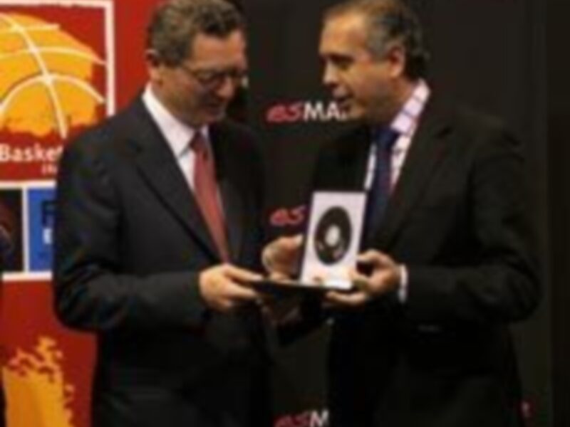 Saéz entrega a Gallardón la reproducción de la medalla de Japón