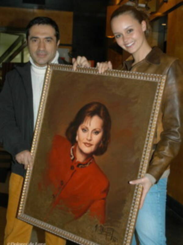 Antonio Montiel entrega un retrato de Rocio Durcal a su hija Shaila