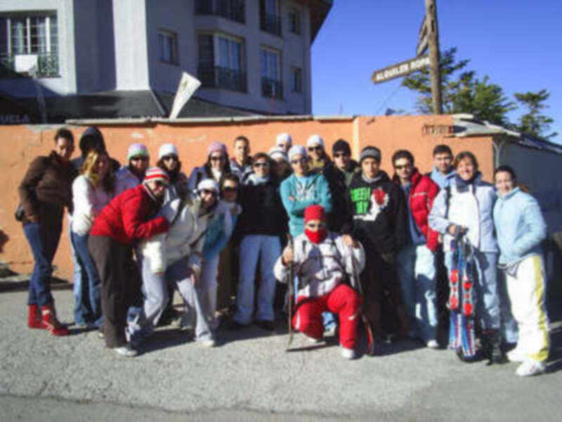 Gruppo di escursionisti in posa per una foto di gruppo in strada.