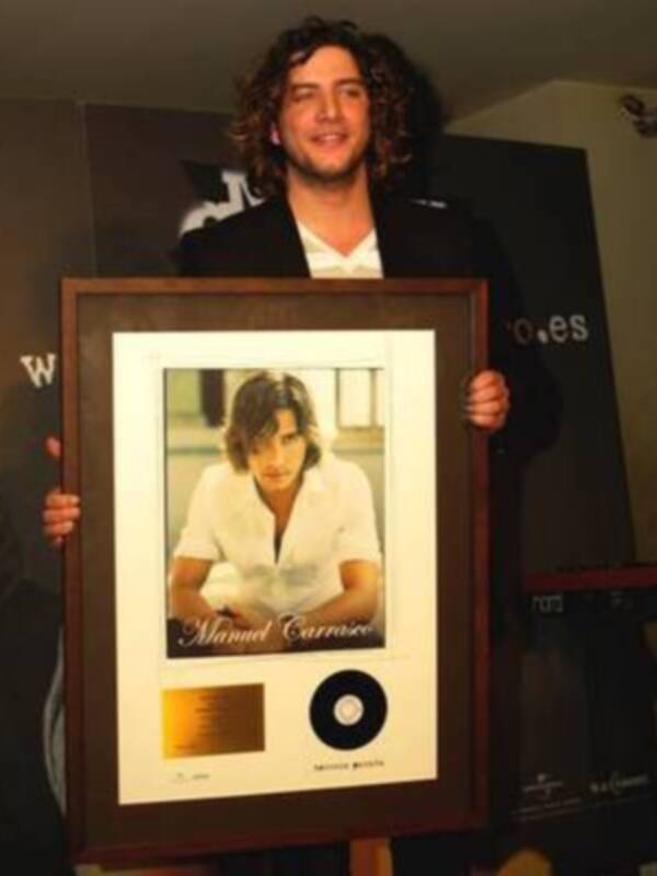 Manuel Carrasco recibe el disco de oro por las ventas de su álbum 'Tercera Parada'