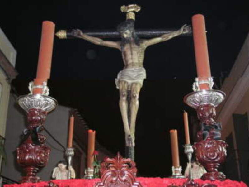 La Hermandad de la Vera-Cruz recorrió el Viernes Santo las calles de Gines