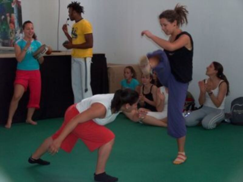 La Capoeira, el método Pilates y los bailes africanos y latinos se dan a conocer en la Feria del Deporte de Armilla (Granada)
