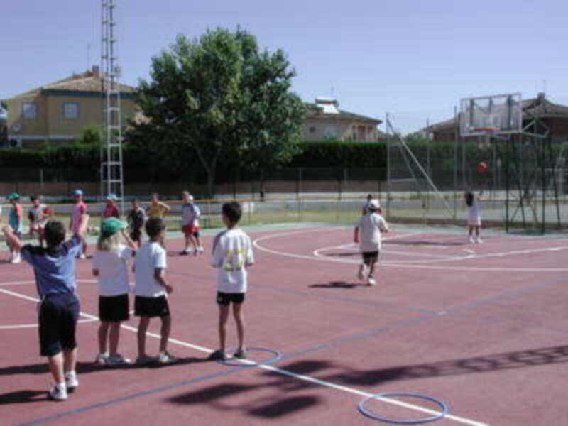 Un centenar de niños y niñas participan en la Escuela Polideportiva de Verano de Gines