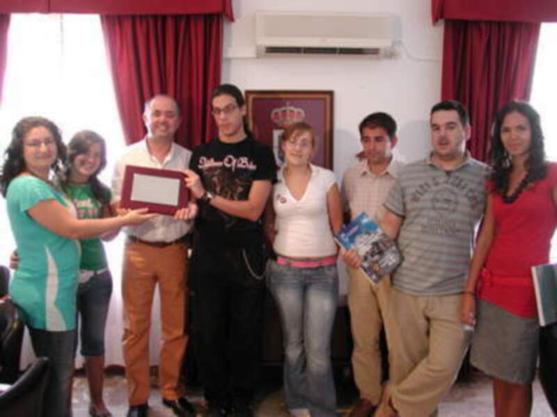 El Alcalde de Gines recibe a los jóvenes participantes en un intercambio cultural en Italia