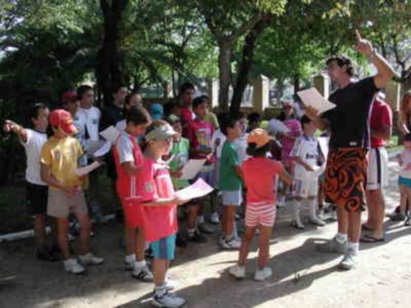 Los niños de Gines aprenden orientación en el parque municipal