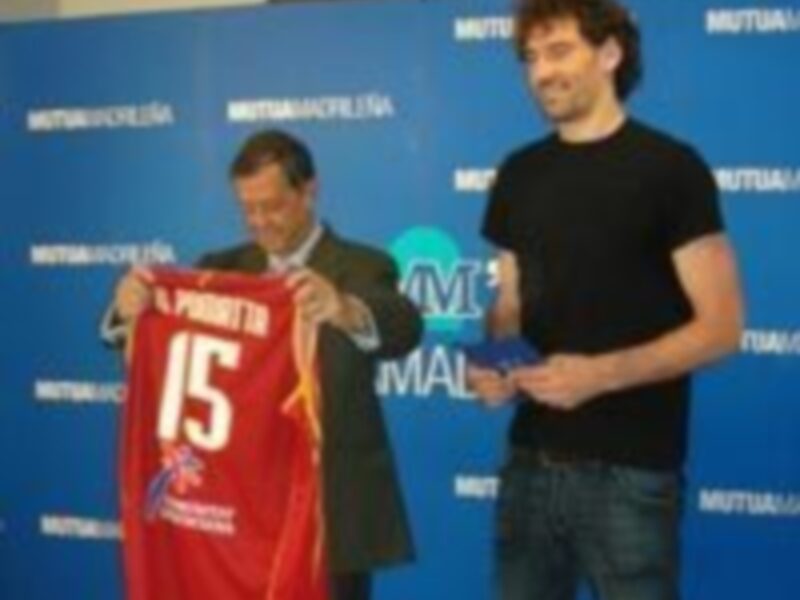 Jorge Garbajosa desayuna en la sede de Mutua Madrileña