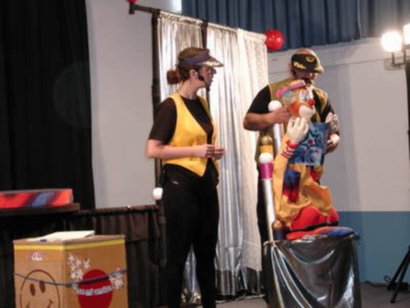 Lleno en el Salón Multiusos de Gines para presenciar un teatro infantil de títeres