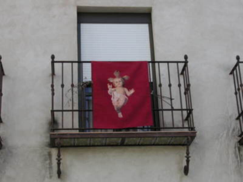 Colgaduras con la figura del Niño Jesús adornan por tercer año los balcones de Gines
