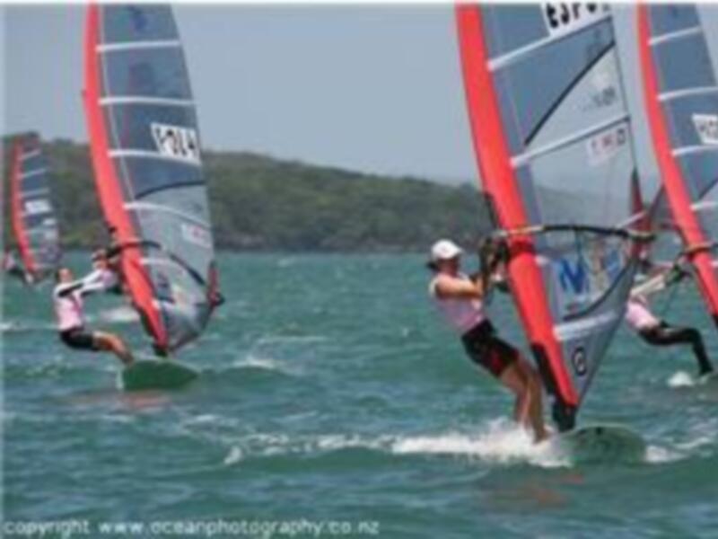 ALABAU Y MANCHON CERCAN EL PODIO TRAS LA PRIMERA JORNADA DEL CAMPEONATO DEL MUNDO DE RS:X