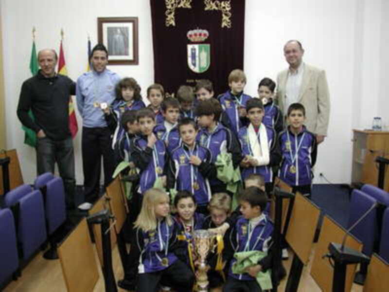 Gines: los campeones del Mundialito benjamín, recibidos en el Ayuntamiento