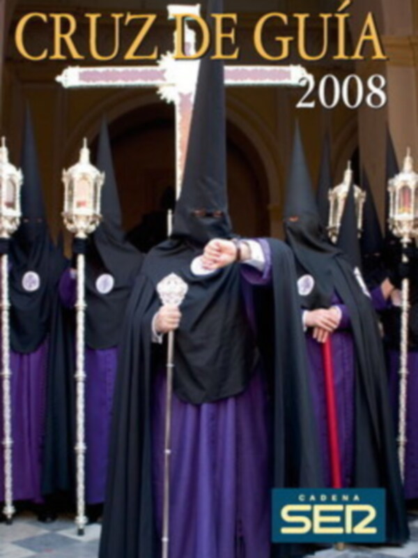 Cruz de Guía 2008. Imagen de una procesión religiosa con participantes vestidos en capas negras y sosteniendo cruces.