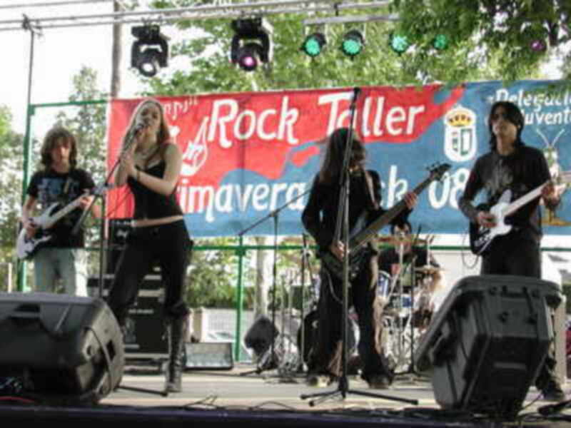Los jóvenes de Gines disfrutaron por primera vez del festival de música "Primavera Rock"