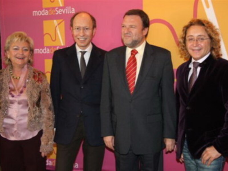 VICTORIO Y LUCCHINO ,premiados en Sevilla por su Dedicación a la moda