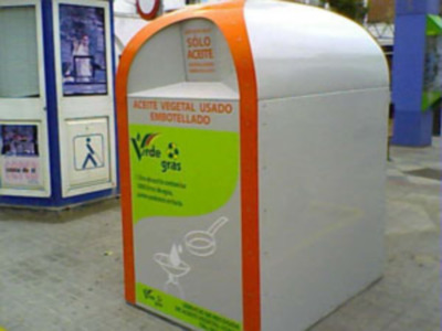 Chipiona pionera en la instalación de contenedores de aceites usados en la provincia de Cádiz