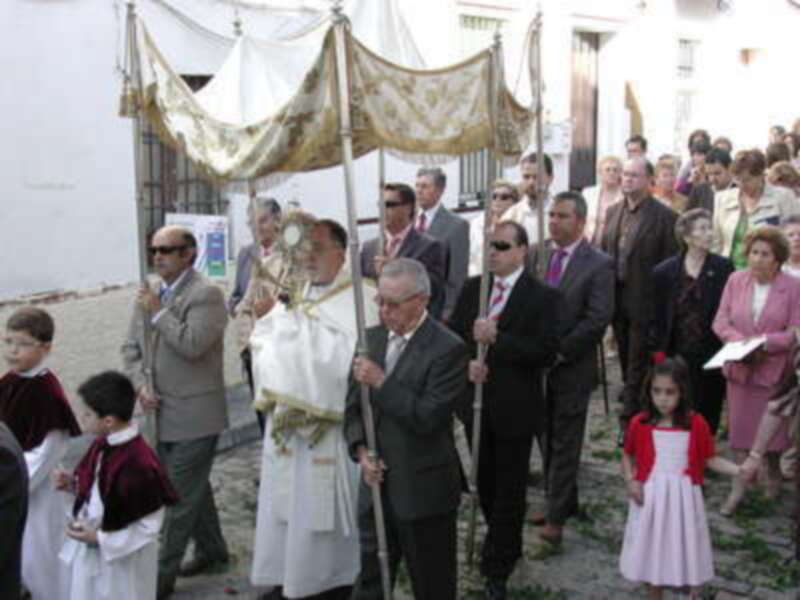 Gines celebró la procesión del Corpus Christi, fiesta local en el municipio