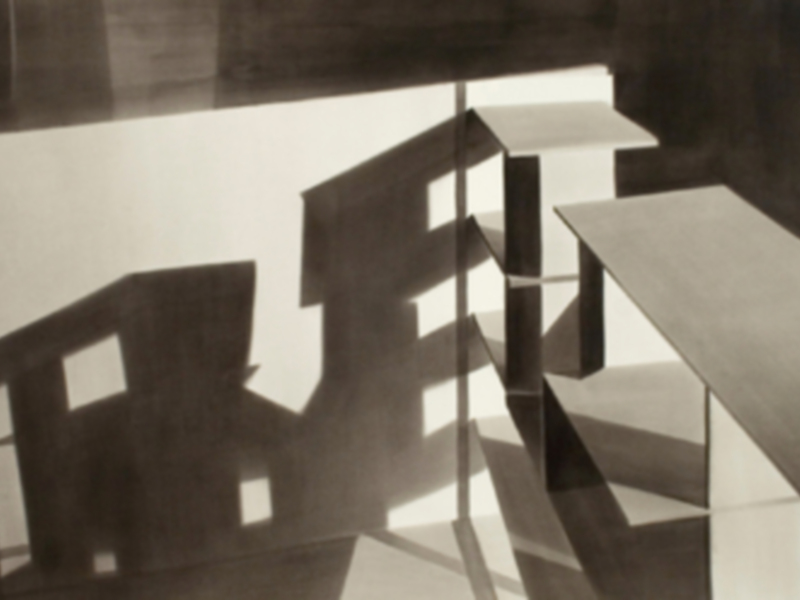 Una escena abstracta de sombras y luz en un entorno urbano. Las formas geométricas y las sombras crean una sensación de movimiento y dinamismo, destacando la interacción entre el espacio y la luz.