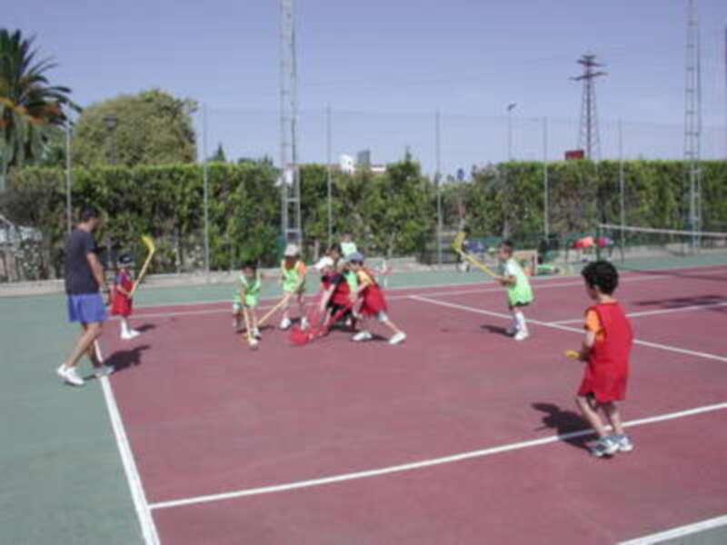 120 niños y niñas en la Escuela Polideportiva de Verano de Gines