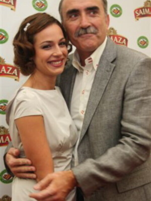 Eva Gonzalez cambia de pareja por trabajo, de Iker Casillas a Juan y Medio 
