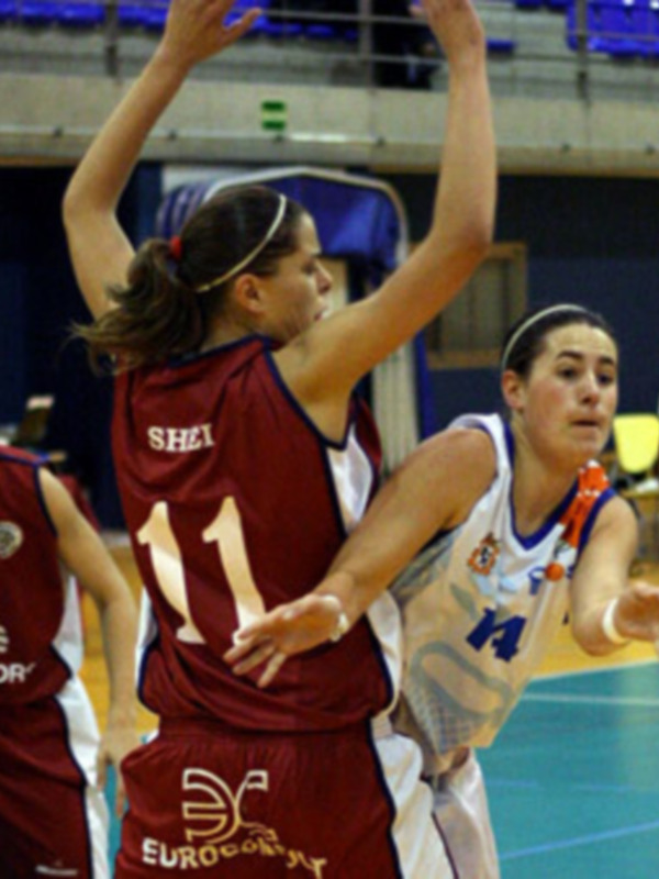 El Pio XII hace valer el factor cancha ante el Badajoz y permanece así al frente en el grupo A de la LF2