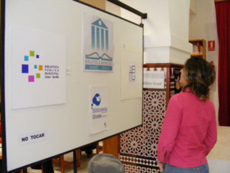 Gines: exposición de diseños presentados al concurso de logotipos de la Biblioteca Municipal