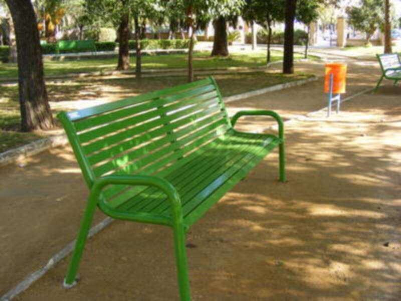 El Parque Municipal de Gines renueva sus bancos y papeleras