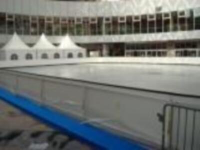 El centro comercial Nervión de Sevilla prepara su pista de hielo.