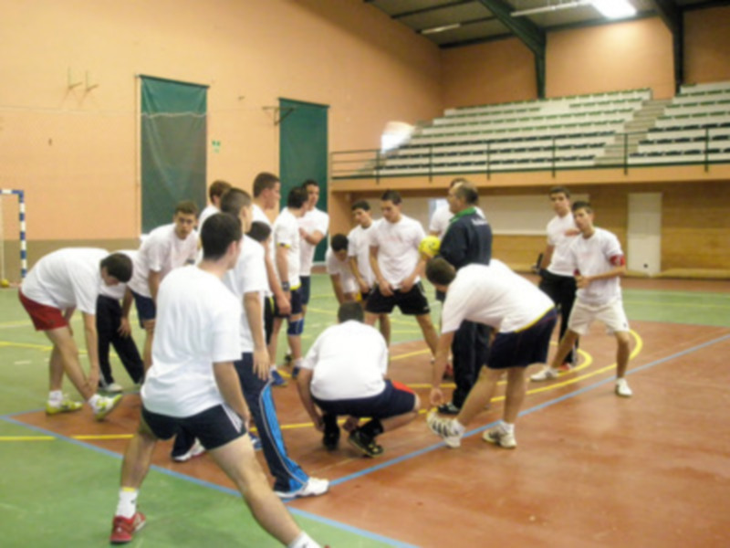 Guillermo Plaza da muestras de sus conocimientos de balonmano en el clínic de Lebrija