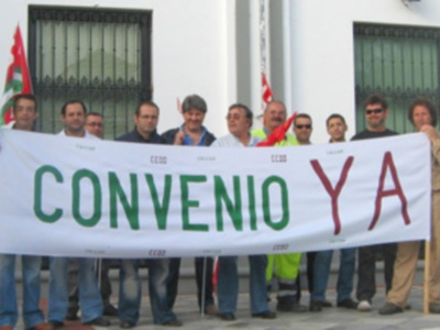 Grupos de personas sosteniendo una pancarta que dice 'CONVENIO Y A' en una protesta o manifestación.