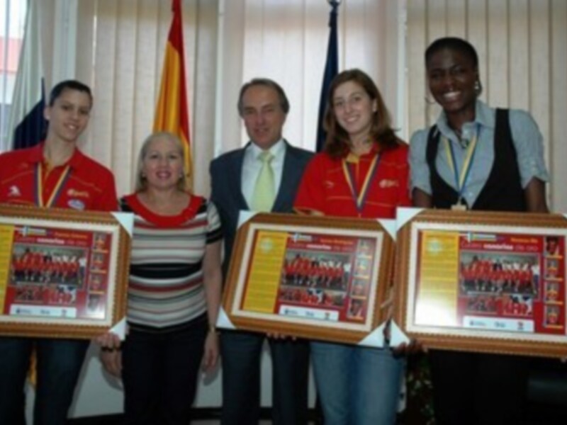 El Director General de Deportes recibe a las Campeonas de Europa