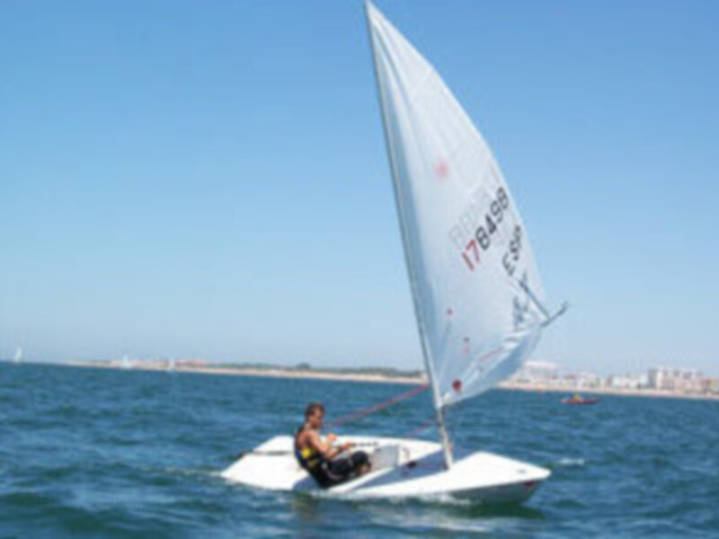 El chipionero Eduardo Bueno Campeón de España absoluto de Vela en Láser 4.7