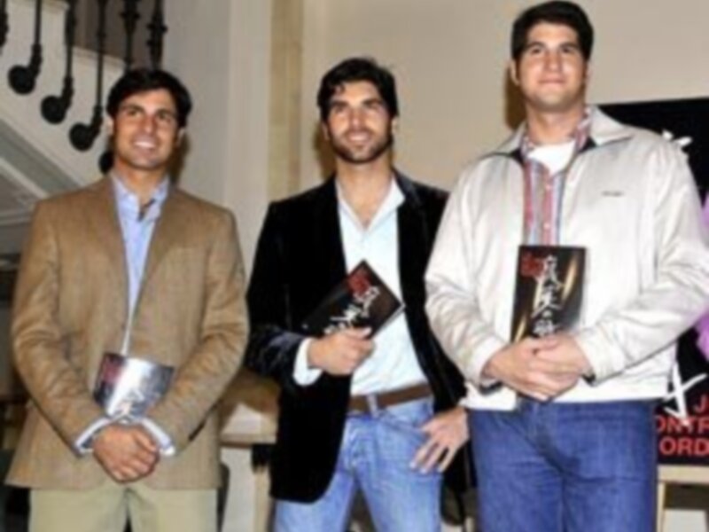 Francisco y Cayetano Rivera arropan a su hermano Julián en la presentación de su primera novela 