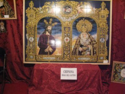 Retablo cerámico con las imágenes de Ntro. Padre Jesús Cautivo y Ntra. Sra. de los Dolores, titulares de la Hdad. del Cautivo de Chipiona