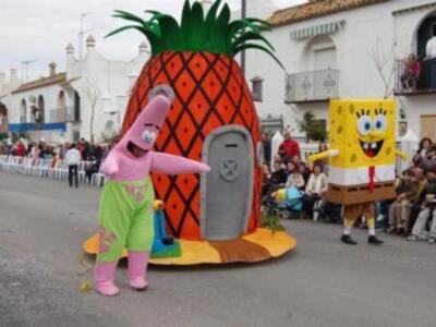 La cabalgata de carnaval puso el punto y final al fin de semana grande de la fiesta (Chipiona)